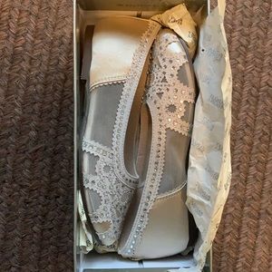 Badgley Mischka flower girl shoes. Never worn, in box